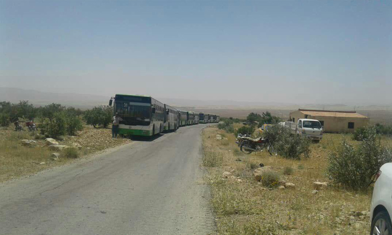 قافلات تابعة للنظام السوري تنتظر اللاجئين السوريين القادمين من عرسال- 28 حزيران 2018 (سانا)