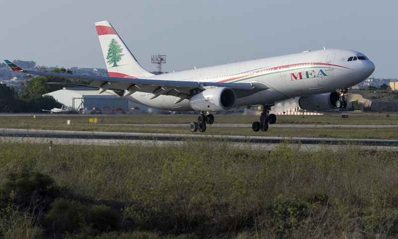 طائرة في مطار رفيق الحريري في بيروت (رويترز)
