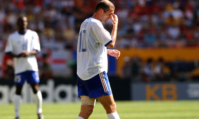 حسرة المنتخب الفرنسي الذي خرج من الدور الأول في مونديال 2002 رغم أنه حامل اللقب (goal.com)

