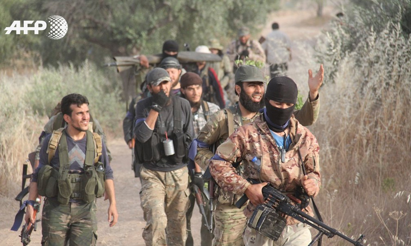 عناصر من الجيش الحر في معركة السيطرة على أريحا - أيار 2015 (عمر حاج قدور AFP)
