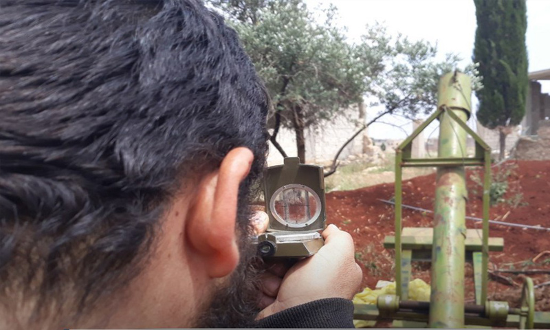 مقاتل من هيئة تحرير الشام يستهدف ثكنة طارق بن زياد في حلب - 5 من حزيران 2018 (وكالة إباء)