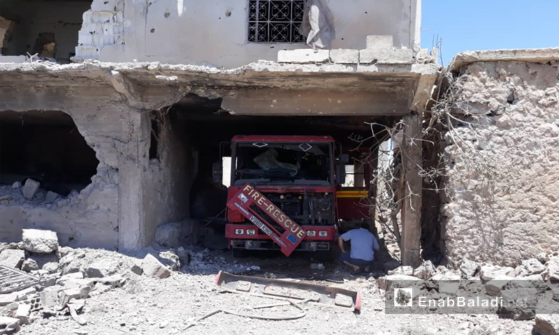تضرر آليات مركز الدفاع المدني في بصر الحرير جراء القصف - 24 من حزيران 2018 (عنب بلدي)