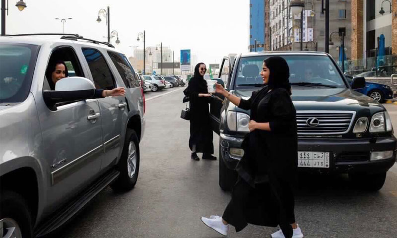 نساء سعوديات يذهبن إلى العمل بالسيارة (تويتر)