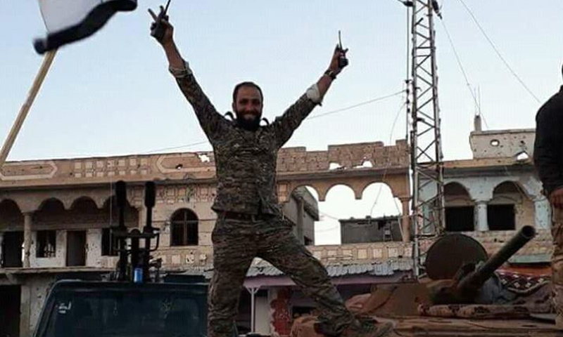 مقاتل من قوات الأسد بعد الدخول إلى بلدة بصر الحرير - 26 من حزيران 2018 (فيس بوك)