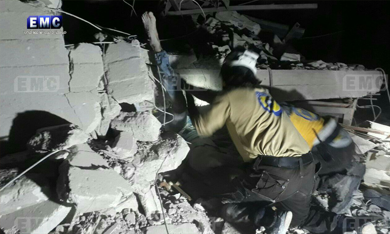آثار القصف الروسي على بلدة زردنا في ريف إدلب الشمالي - 7 من حزيران 2018 (مركز إدلب الإعلامي)