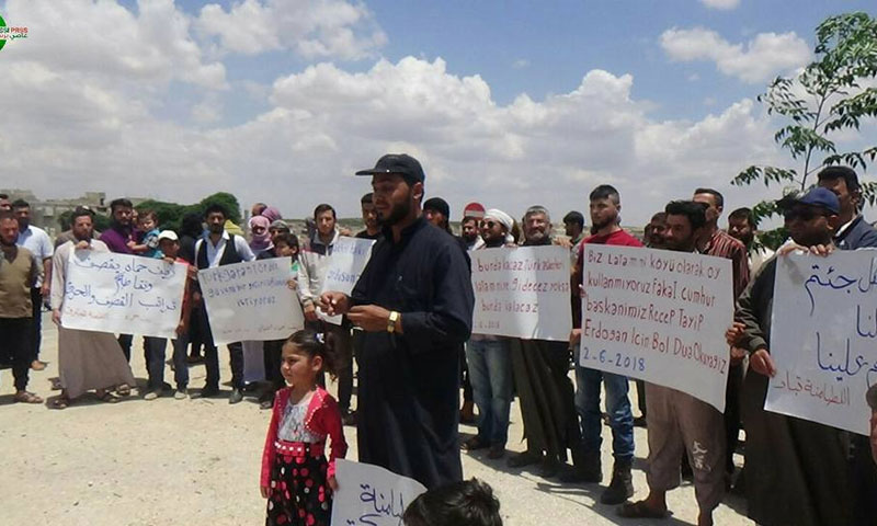 مظاهرات لأهالي اللطامنة في ريف حماه 2 حزيران 2018 (عاصي برس)