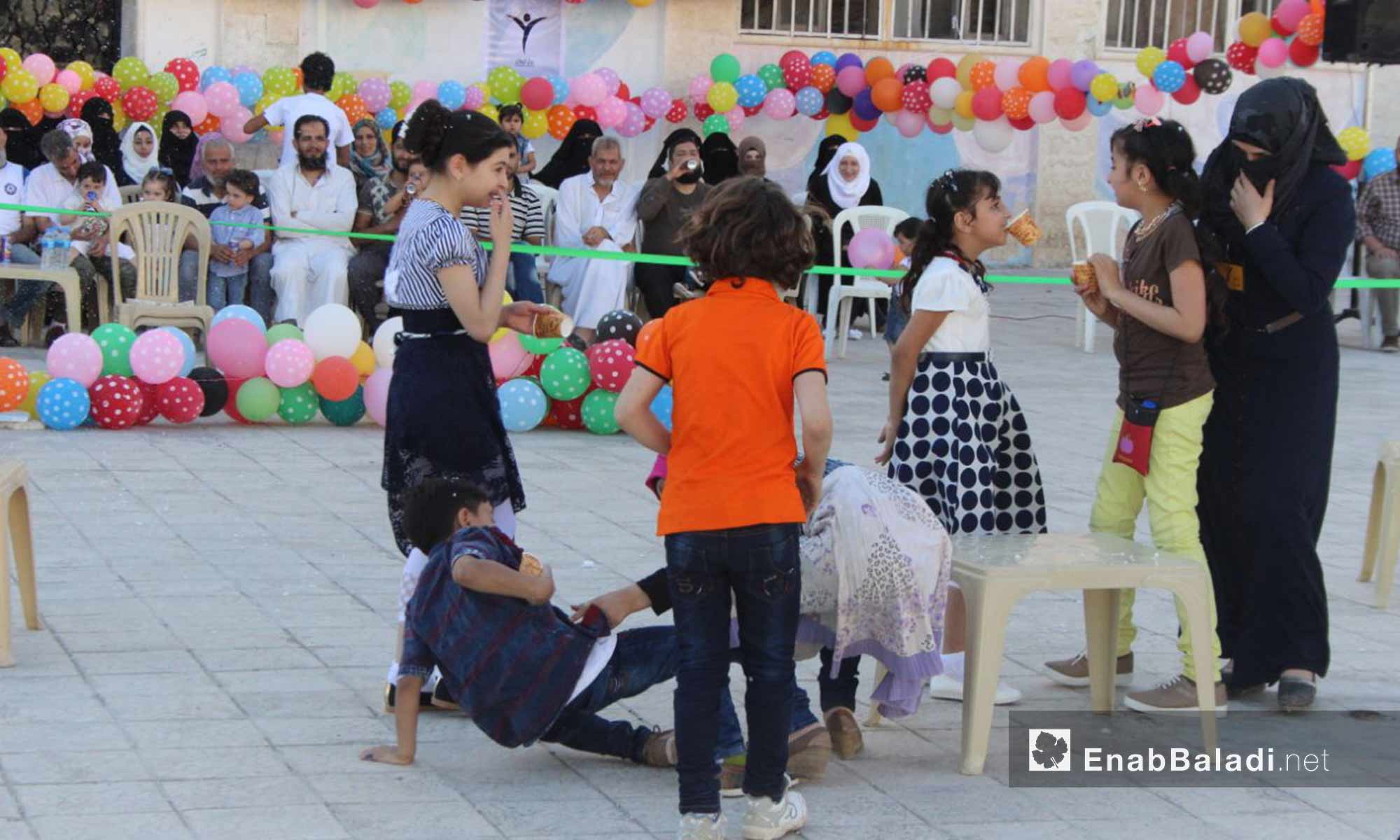 حفل لأطفال مهجرين ريف حمص بمناسبة عيد الفطر في مدينة اريحا بإدلب - 17 حزيران 2018 (عنب بلدي)