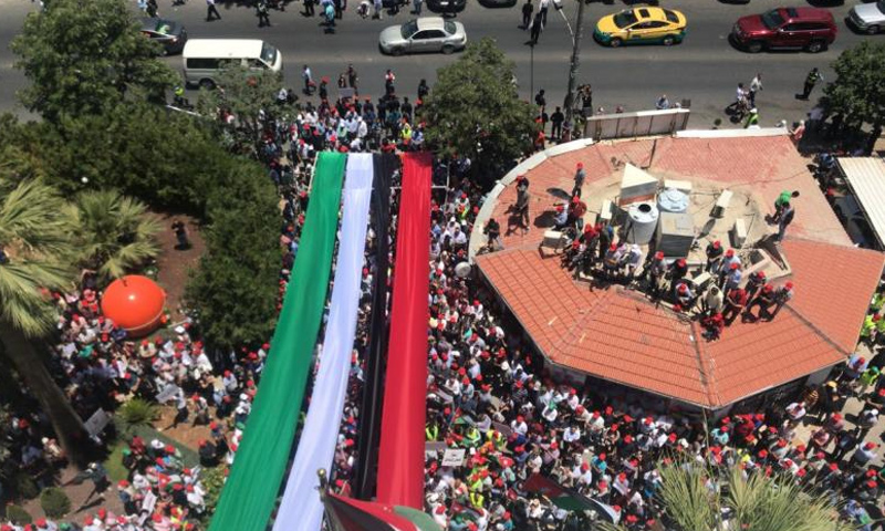 احتجاجات شعبية أمام مجمع مجلس النقباء في الأردن- 6 حزيران 2018 (عمون)