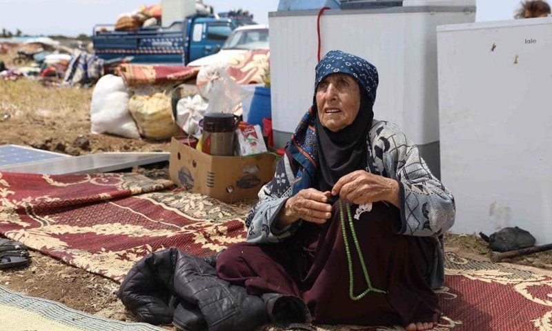 امرأة مسنة بعد نزوحها إلى حدود الجولان المحتل - 29 من حزيران 2018 (علاء الفقير)