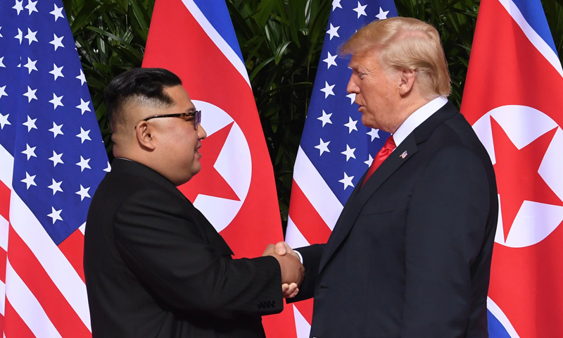 لقاء الرئيس الأمريكي دونالد ترامب ونظيره الكوري الشمالي كيم جونغ أون- 12 حزيران 2018 (AFP)