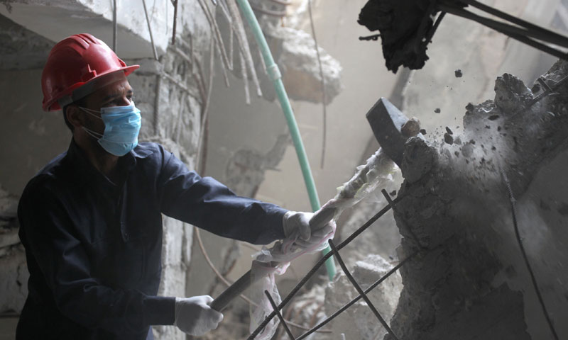 عامل في منظمة مدنية يبحث عن عالقين تحت الأنفاق في الرقة - تشرين الثاني 2017 (رويترز)