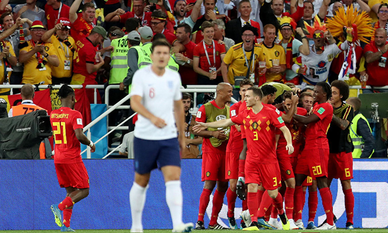 لاعبو المنتخب البلجيكي خلال احتفالهم عقب تسجيلهم هدف في مرمى إنكلترا (رويترز)