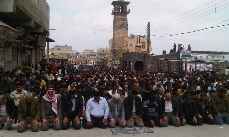 مواطنون من درعا يصلون أمام الجامع العمري في بداية الثورة عام 2011 (albawaba)