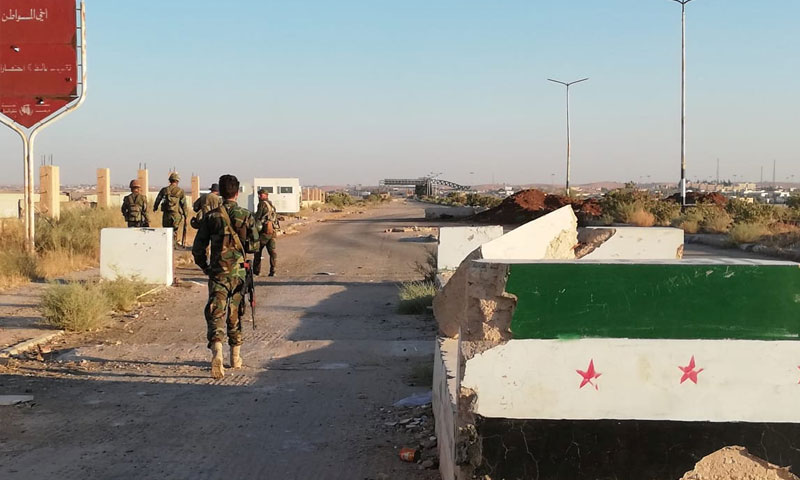 عناصر من قوات الأسد في معبر نصيب الحدودي بعد السيطرة عليه - 6 من تموز 2018 (رويترز)
