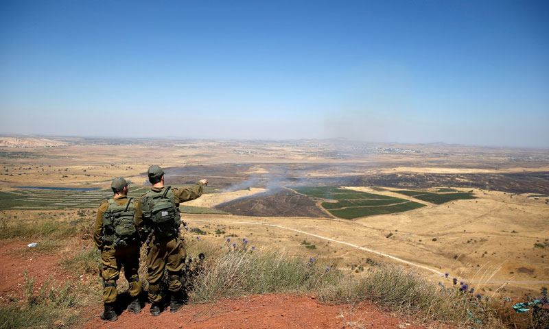 جنود إسرائيليون ينظرون إلى الجانب السوري من مرتفعات الجولان - - 7 من تموز 2018 (رويترز) 