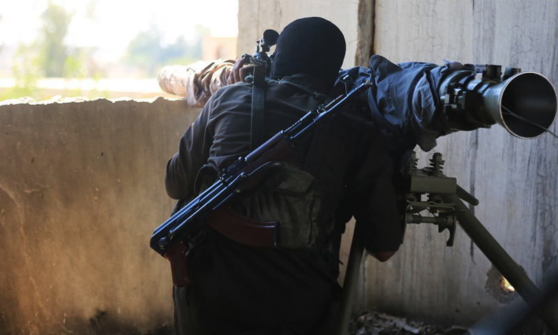 مقاتل من تنظيم الدولة يصد هجوم لقوات الأسد في ريف البوكمال - حزيران 2018 (أعماق)