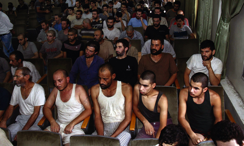معتقلون سوريون قبل الإفراج عنهم من قبل النظام السوري - أيلول 2012 (AP)
