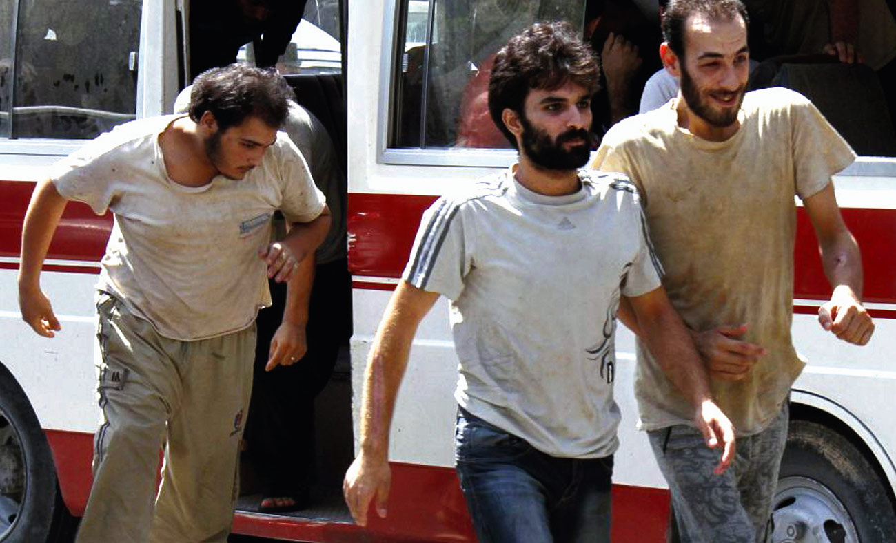 معتقلون سوريون قبل الإفراج عنهم من قبل النظام السوري - أيلول 2012 (AP)
