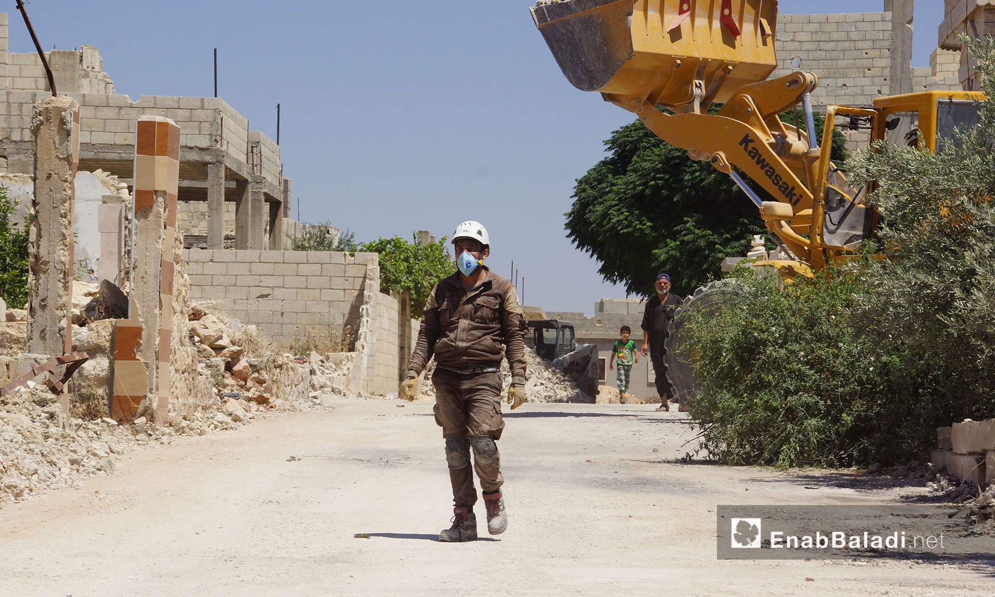 عناصر من الدفاع المدني يقومون بعملية تنظيف للطرقات ضمن حملة "إحياء الأرض" في مدينة مورك بريف حماة - 7 تموز 2018 (عنب بلدي)