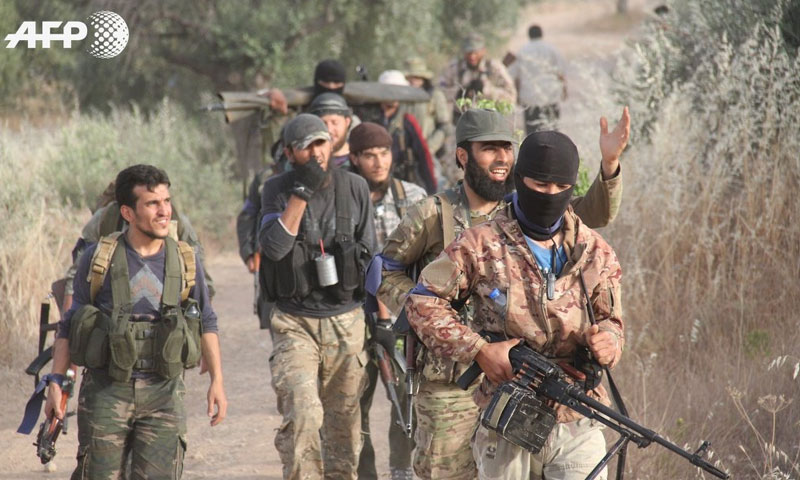 عناصر من المعارضة السورية بعد السيطرة على مدينة أريحا بريف إدلب - أيار 2015 (AFP عمر حاج قدور)
