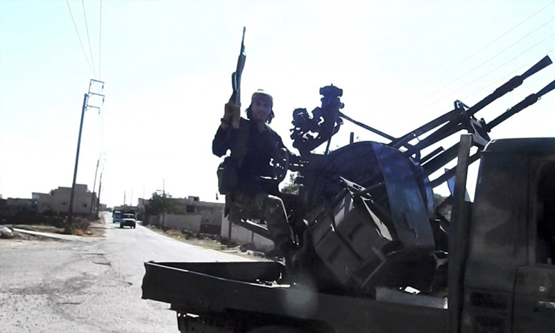 مقاتل من تنظيم الدولة خلال المواجهات الدائرة في حوض اليرموك بريف درعا - تموز 2018 (أعماق)
