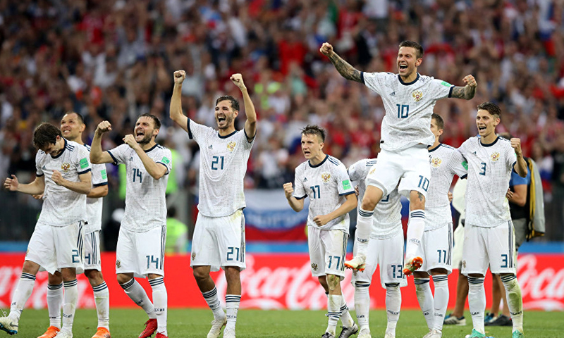روسيا تتأهل إلى الدور ربع النهائي في مونديال كأس العالم (رويترز)
