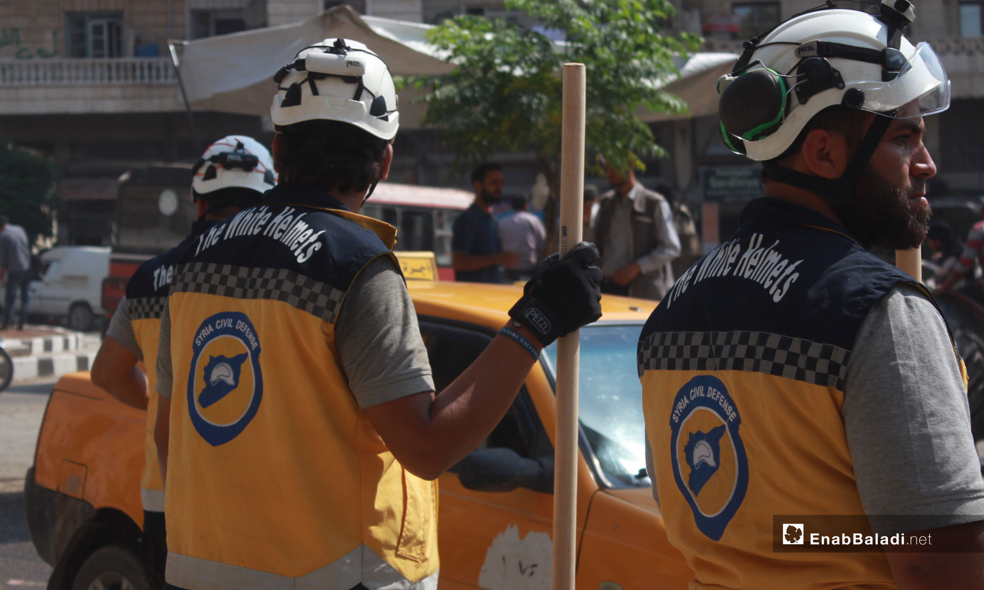 عناصر من الدفاع المدني ضمن حملة لإعادة تأهيل الطرقات في مدينة عفرين - 1 من آب 2018 (عنب بلدي)