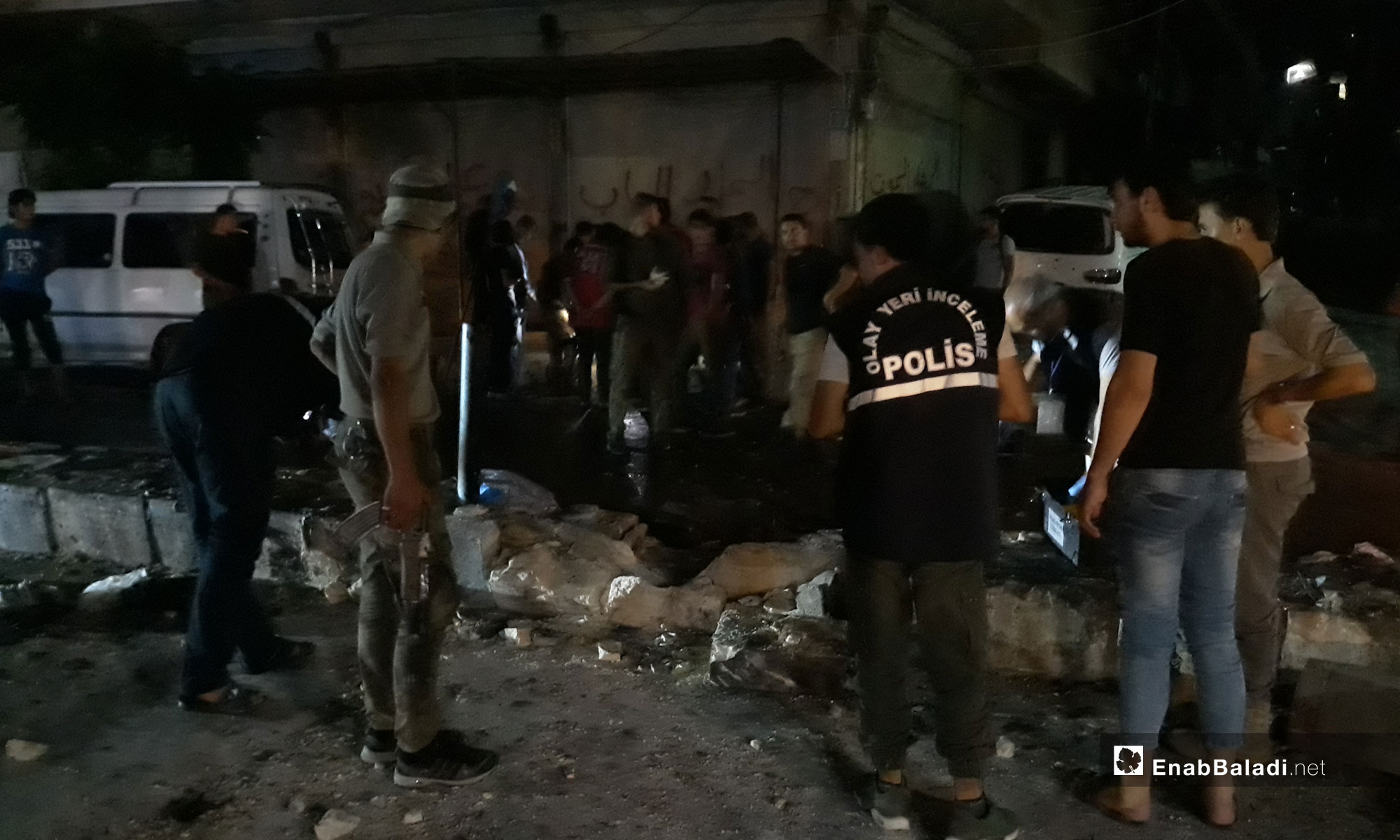 أثار الدمار بعد انفجار عبوة ناسفة في مدينة عفرين - 29 من آب 2018 (عنب بلدي)