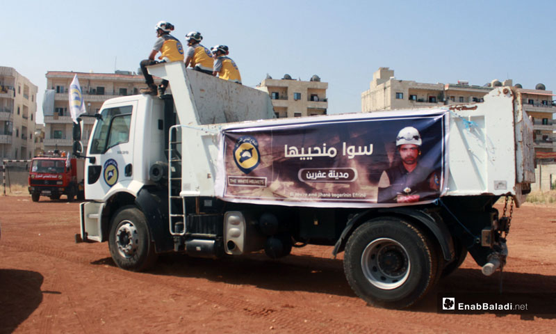 عناصر من الدفاع المدني ضمن حملة لإعادة تأهيل الطرقات في مدينة عفرين – 1 من آب 2018 (عنب بلدي)
