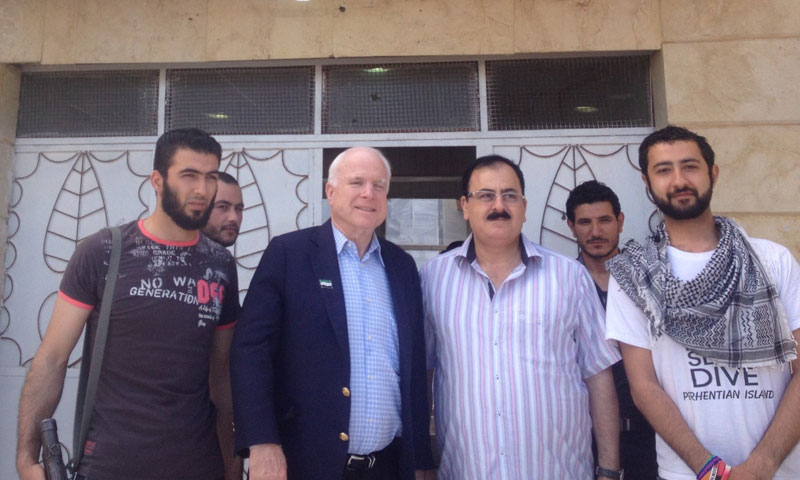 السيناتور الأمريكي جون ماكين في أثناء زياراته لقيادات الجيش الحر في حلب 2013 (فيس بوك)