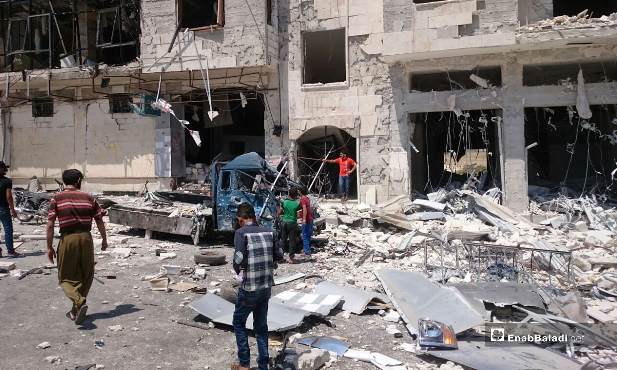 آثار انفجار سيارة مفخخة أمام البنك المركزي في إدلب - 2 من آب 2018 (عنب بلدي)