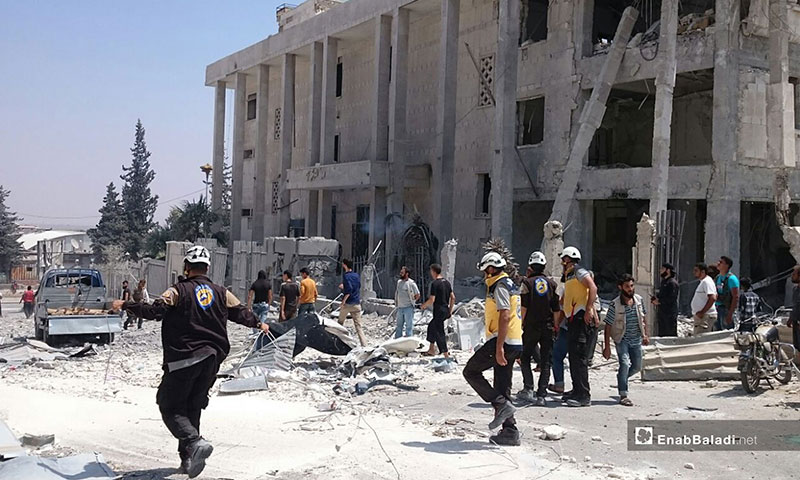 عناصر الدفاع المدني بعد انفجار سيارة مفخخة أمام البنك المركزي في إدلب - 2 من آب 2018 (عنب بلدي)