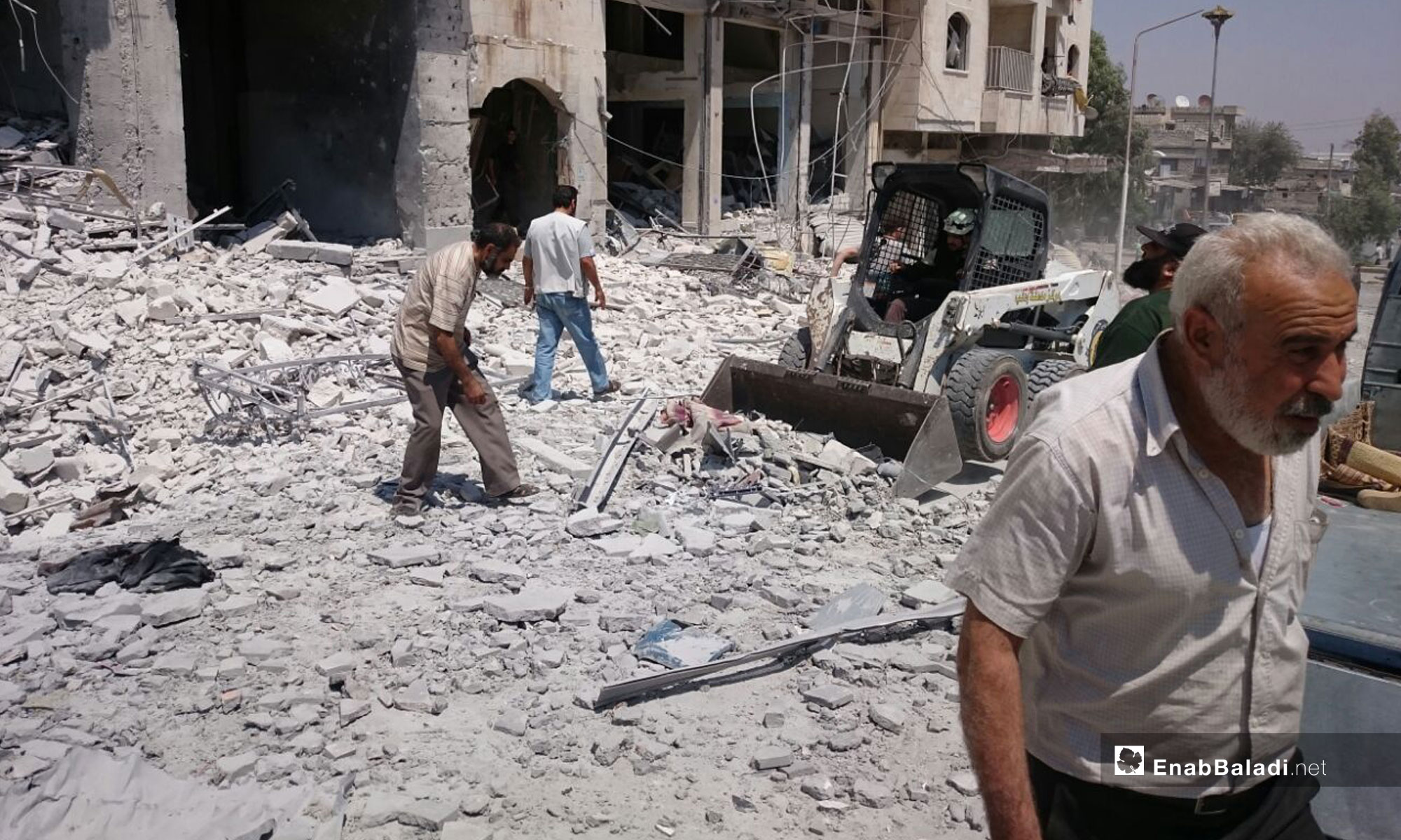 آثار انفجار سيارة مفخخة أمام البنك المركزي في إدلب - 2 من آب 2018 (عنب بلدي)