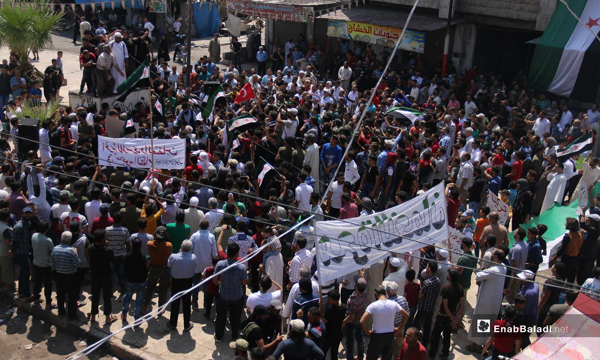 وقفة احتجاجية ضد الانتهاكات بحق المعقتلين السوريين في مدينة معرة النعمان - 3 من آب 2018 (عنب بلدي)