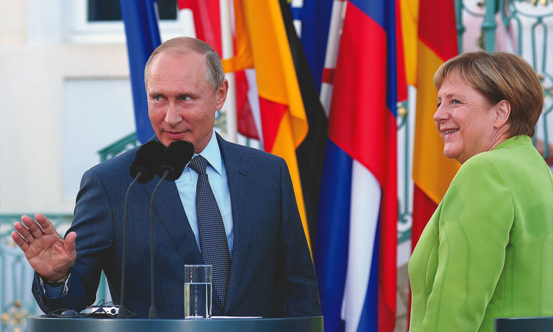 بوتين وميركل في مؤتمر صحفي مشترك في مدينة ميسبيرج الألمانية - 18 آب 2018 (bloomberg)
