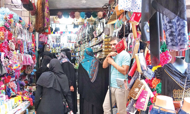 ازدحام أسواق مدينة الطبقة للتبضع بما يحتاجونه لعيد الأضحى - 18 آب 2018 (قوات سوريا الديمقراطية)