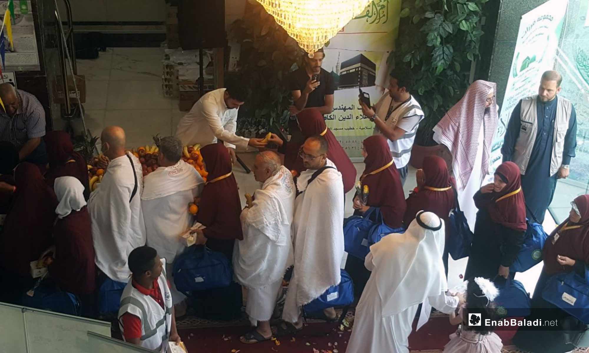 استقبال حجاج سوريون أثناء وصولهم إلى مكة المكرمة - 8 من آب 2018 (عنب بلدي)
