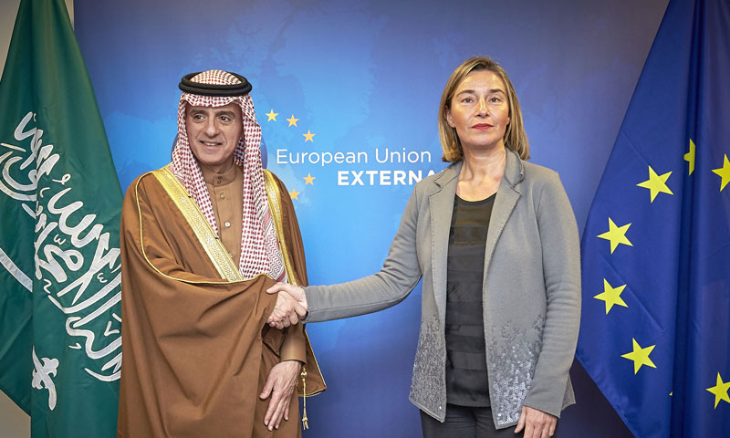 متحدثة السياسة الخارجية للاتحاد، فيدريكا موجيريني مع وزير الخارجية السعودي عادل الجبير (وكالات عالمية)