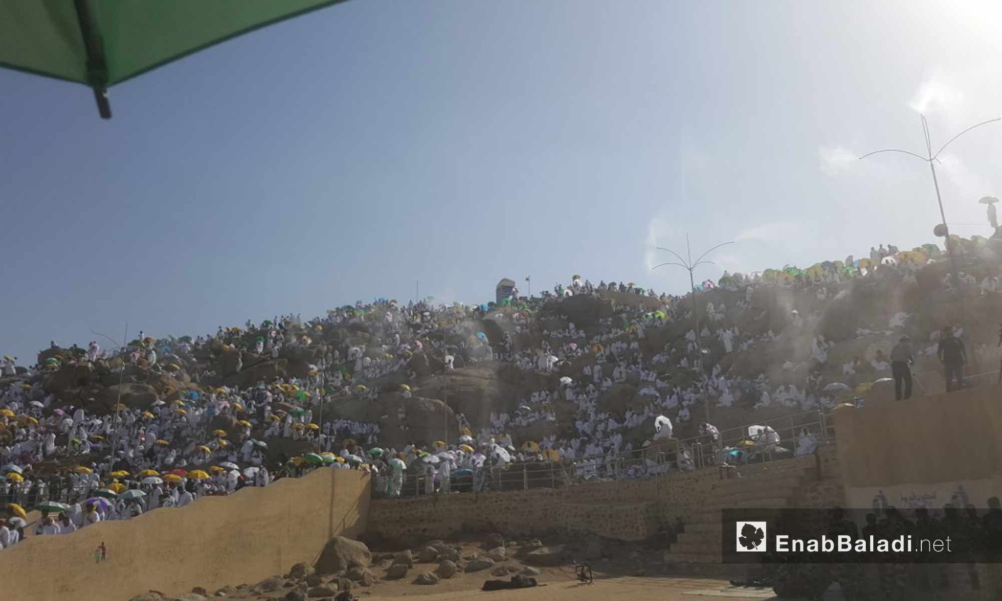الحجاج يتوافدون إلى صعيد عرفات لقضاء ركن الحج الأعظم- 20 من آب 2018 (عنب بلدي)