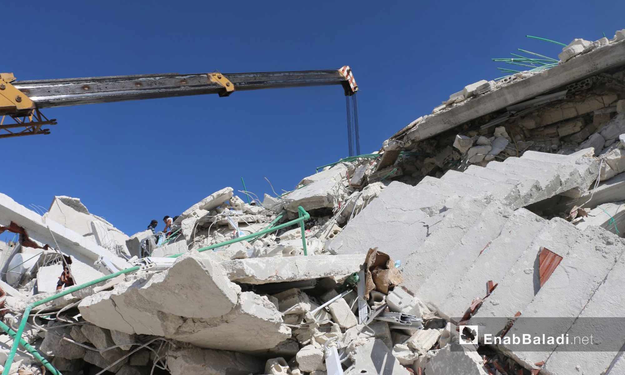 آثار الدمار الذي خلفه انفجار مستودع ذخيرة في مدينة سرمدا بريف إدلب - 12 من آب 2018 (عنب بلدي)