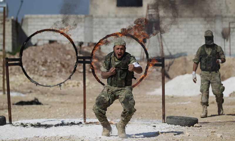 مقاتل من فصيل جيش العزة خلال معسكر تدريبي في ريف حماة الشمالي - آب 2018 (خليل العشاوي )
