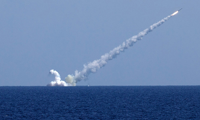 غواصة روسية تطلق صاروخ "كاليبر" (وزارة الدفاع الروسية)