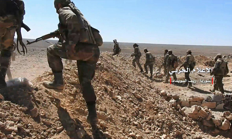 عناصر من قوات الأسد خلال المعارك الدائرة في ريف السويداء الشرقي - تموز 2018 (الإعلام الحربي المركزي)