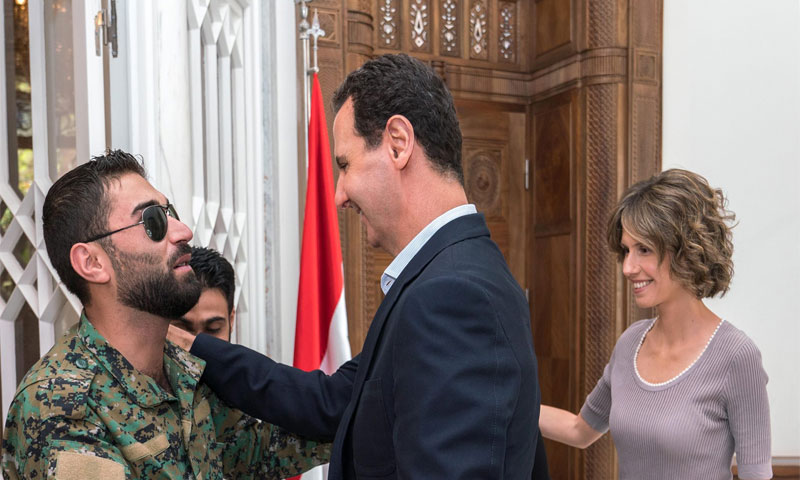 رئيس النظام بشار الأسد يستقبل مصابي "قوات الأسد" (رئاسة الجمهورية العربية السورية فيس بوك)