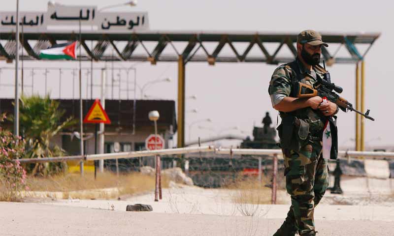 جندي سوري يقف أمام معبر نصيب الحدودي مع الأردن في درعا - 7 تموز 2018 (رويترز)