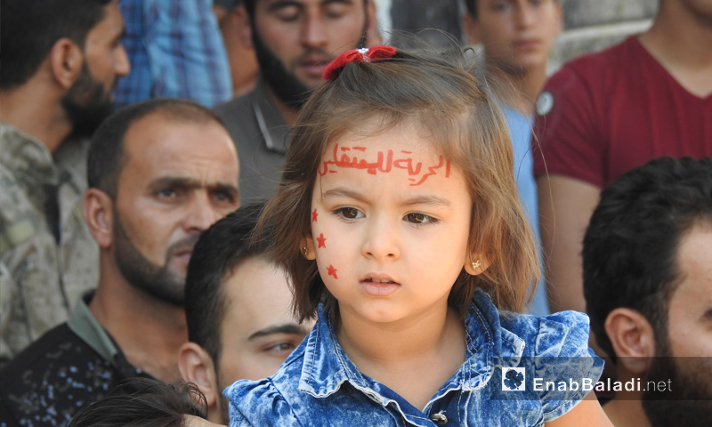 طفلة خلال مظاهرات في ريف حلب طالبت بإخراج المعتقلين من سجون النظام - 28 من أيلول 2018 (عنب بلدي)