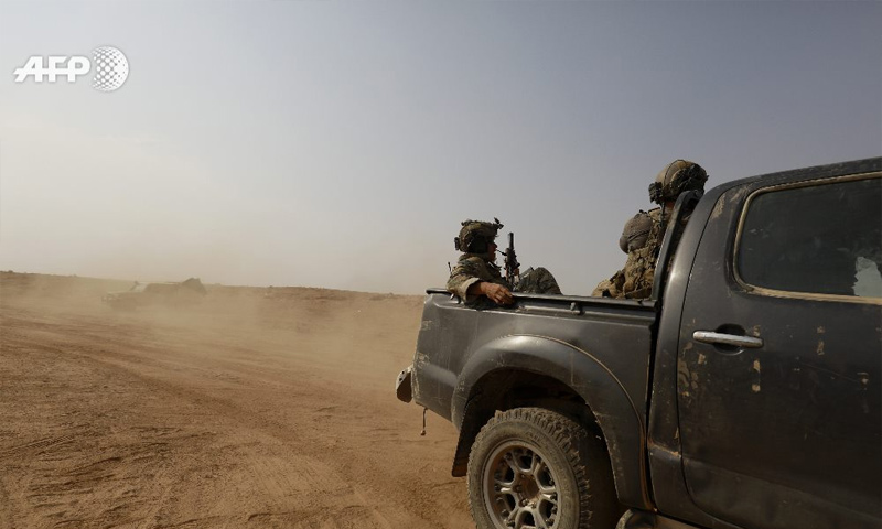 جنود أمريكيين في أثناء مشاركتهم بالمعارك ضد تنظيم الدولة شرق الفرات - 15 من أيلول 2018 (AFP)