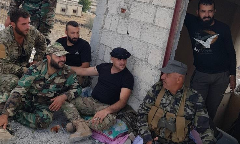 عناصر من قوات الأسد في محيط إدلب - آب 2018 (فيس بوك)