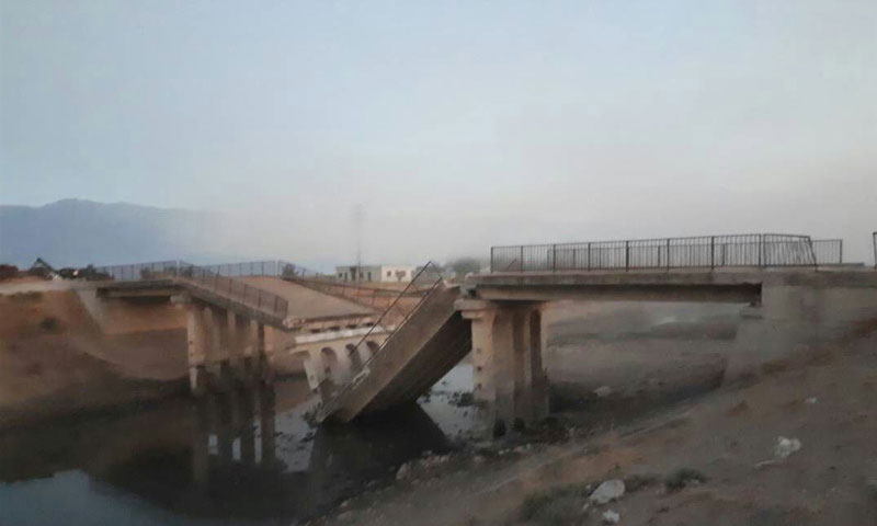 جسر الشريعة بعد تفجيره من قبل فصائل المعارضة في ريف حماة - 31 من آب 2018 (فيس بوك)
