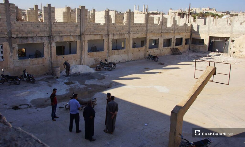 إعادة ترميم إحدى مدارس مدينة اللطامنة في ريف حماة- أيلول 2018 (عنب بلدي)
